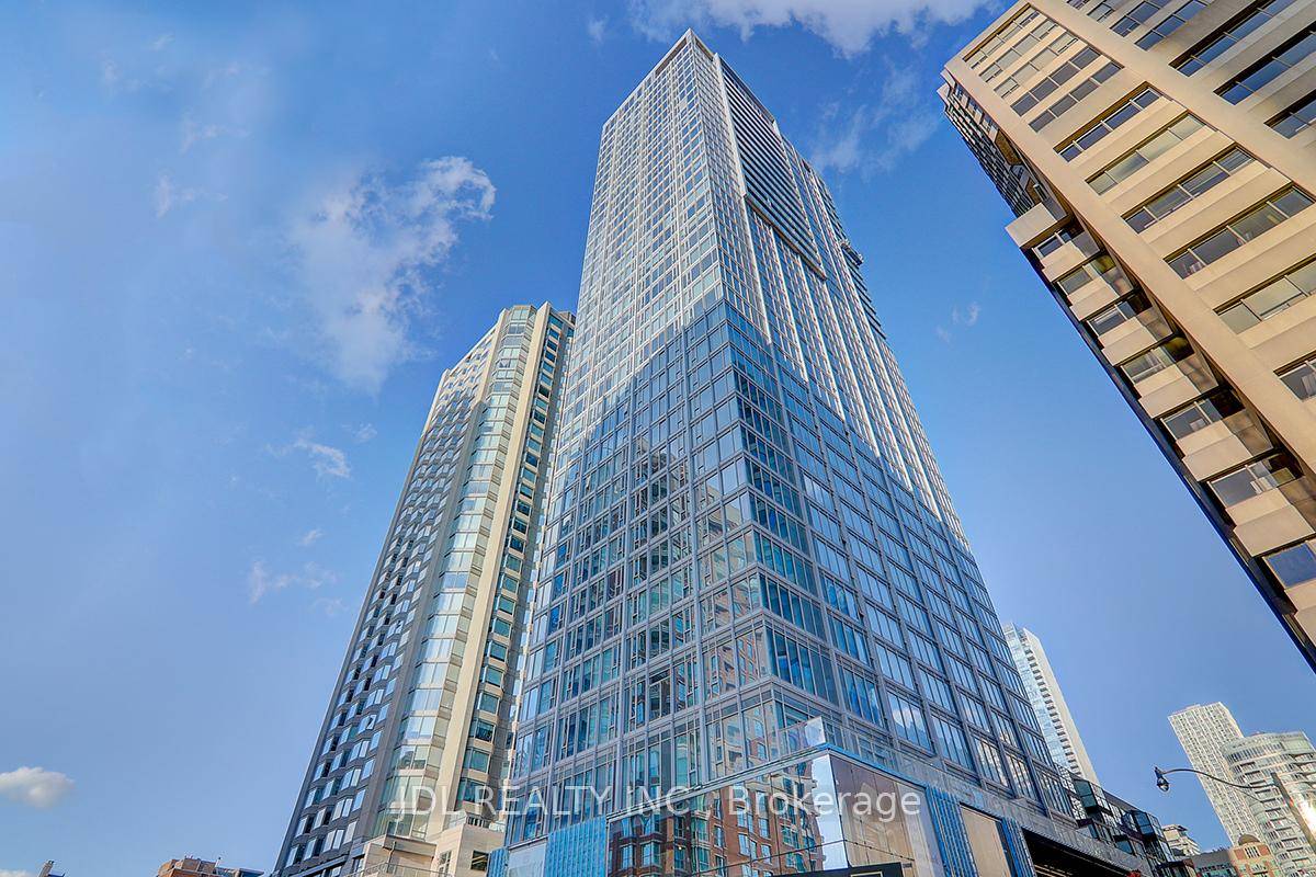 Luxury Condo At Corner Of Cumberland Avenue, Step To Yorkville amp ; Bloor St.