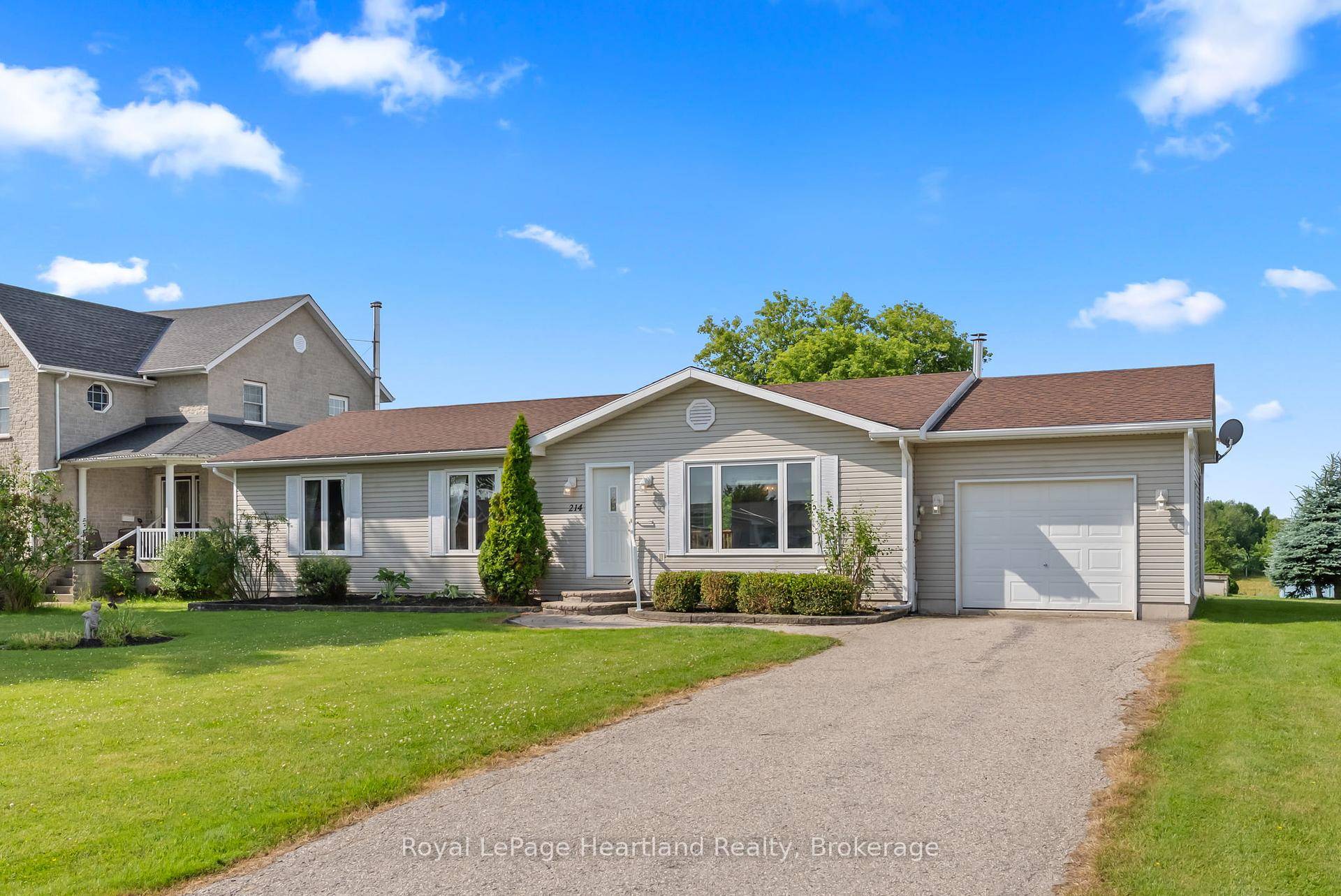 If you have been looking for the perfect home to retire from the farm on, but still have the luxury of cows in your backyard ; or that perfect space ...