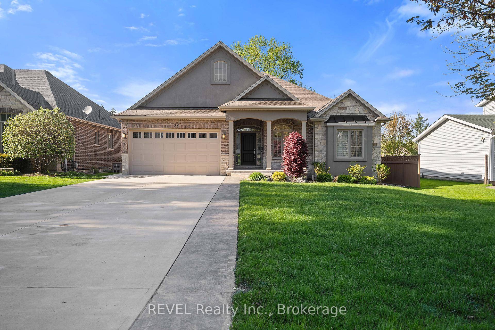 Welcome to luxury living in the heart of Fonthill !
