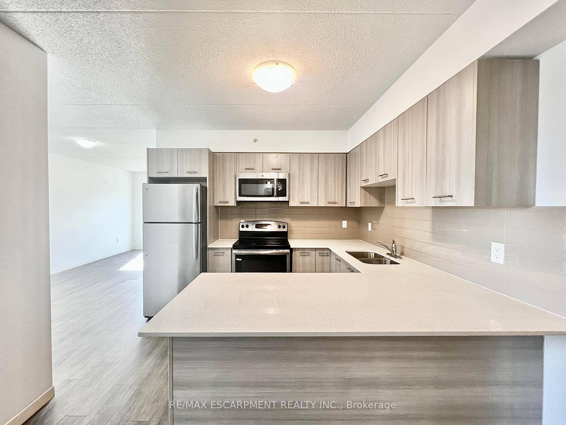 Beautiful and spacious 3 bedroom, 2 bathroom 997 sq ft apartment featuring modern finishings, bright open concept living, in suite laundry and stainless steel appliances.