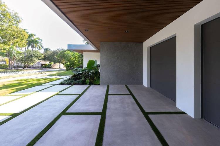 Welcome to this modern residence in Bay Heights, one of Coconut Grove s most exclusive enclaves with 24 7 police monitoring.