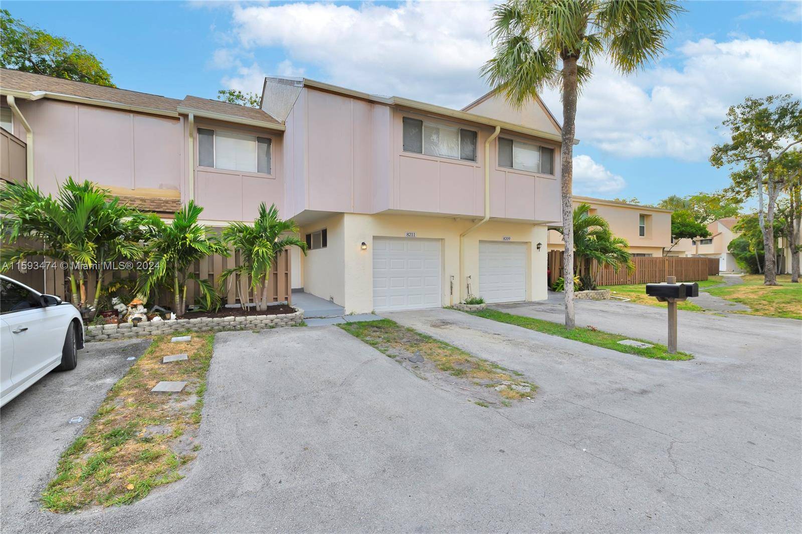 Modern 4 Bedroom, 2. 5 Bathroom Townhome with Extra Room in Plantation Location Prime location in Plantation, minutes from Broward Mall, restaurants, shopping centers, parks, and major highways Features Over ...