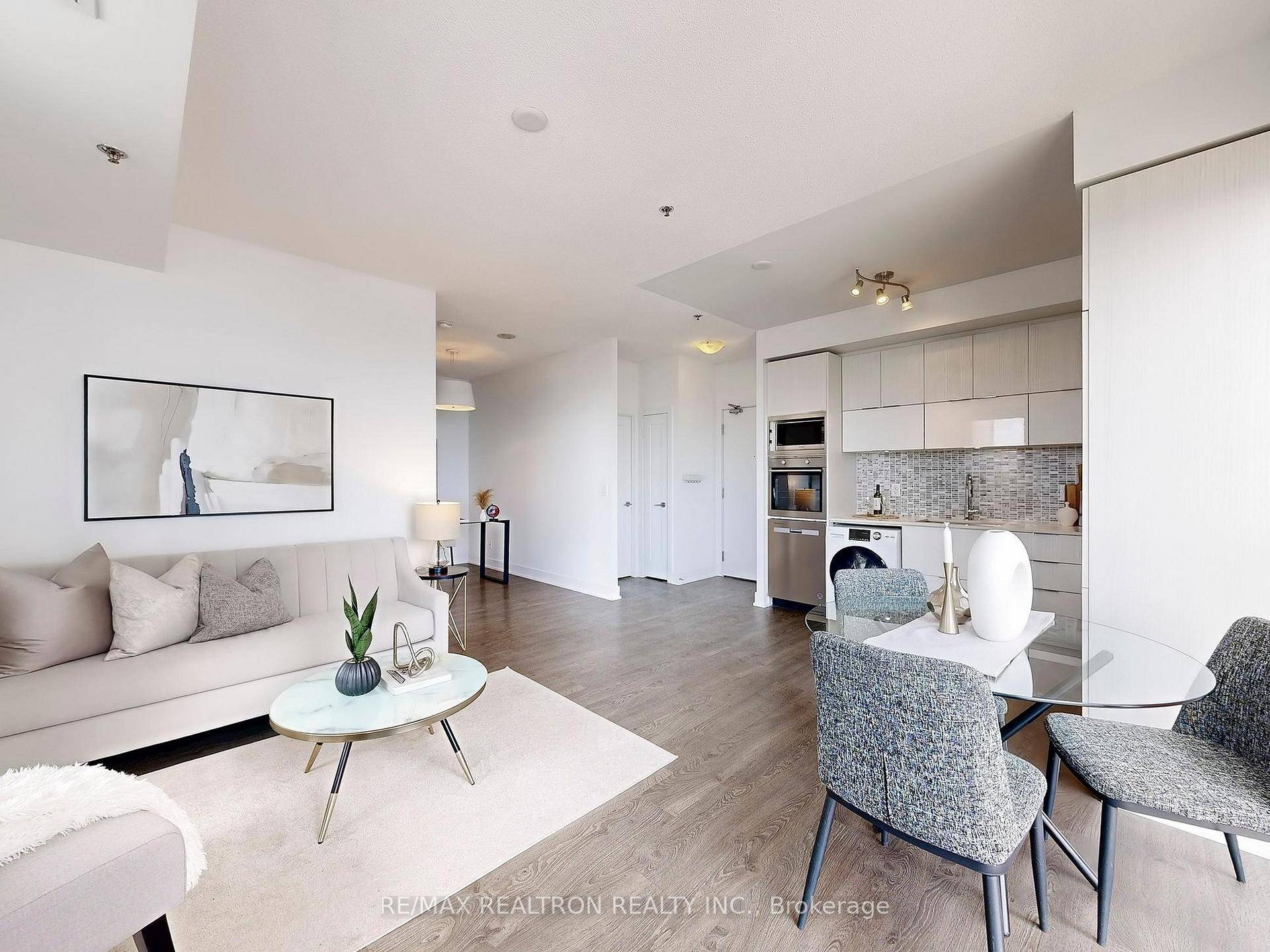 Live at the Iconic Picasso Condos in the Heart of Torontos Entertainment District !