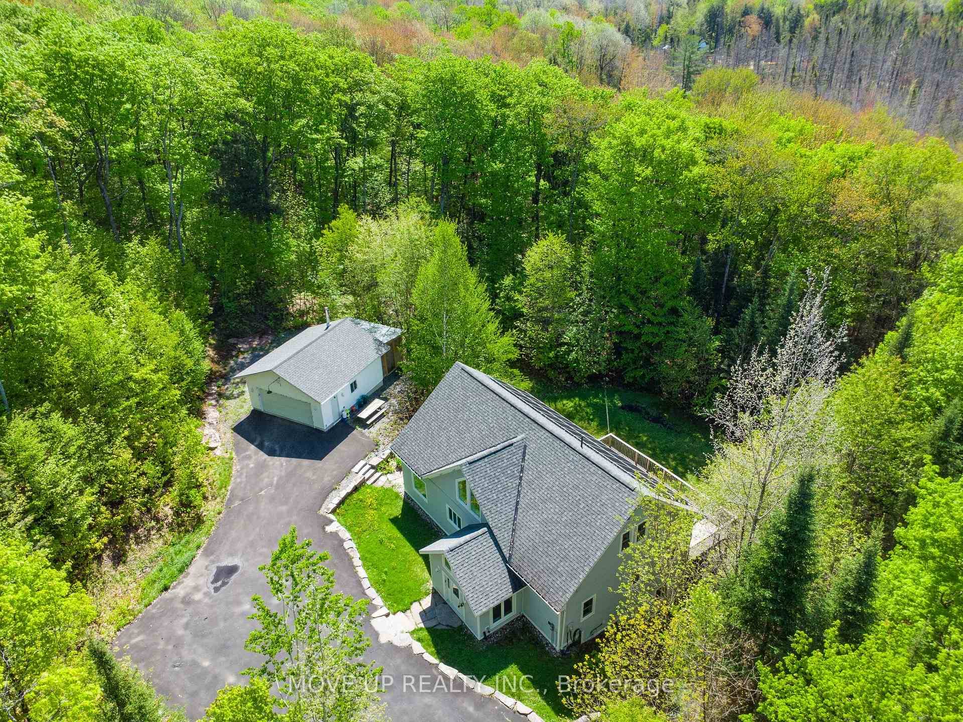 6. 45 acres Unique Muskoka Retreat A Dream Freehold Detached 3br 1br 2717 sq.