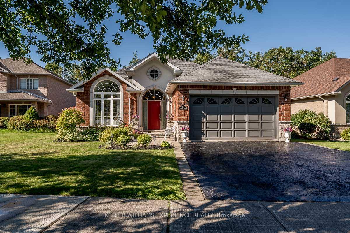 Bungalows this well appointed are seldom available in Barrie's Ardagh neighbourhood and this one has it all.