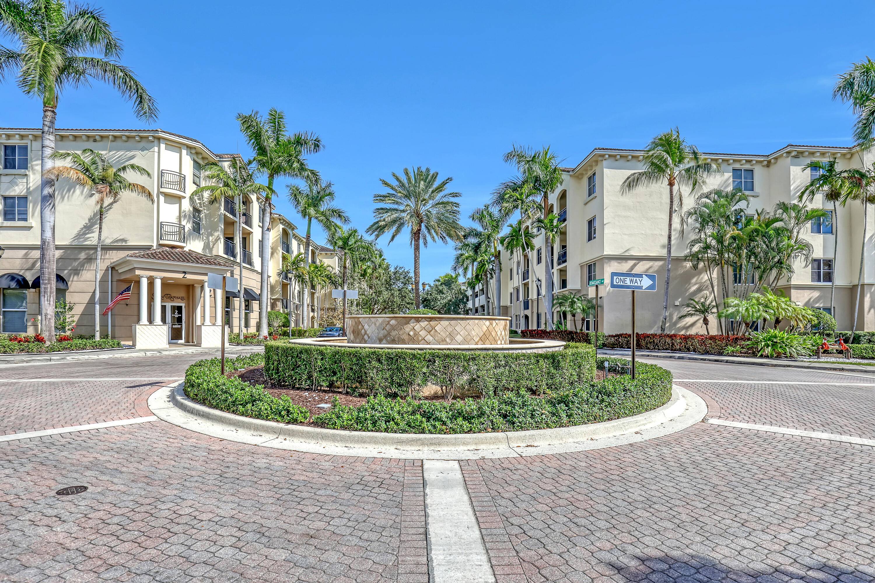 Top Floor, Luxury Condo Freshly Painted Brand New Laminate Flooring !