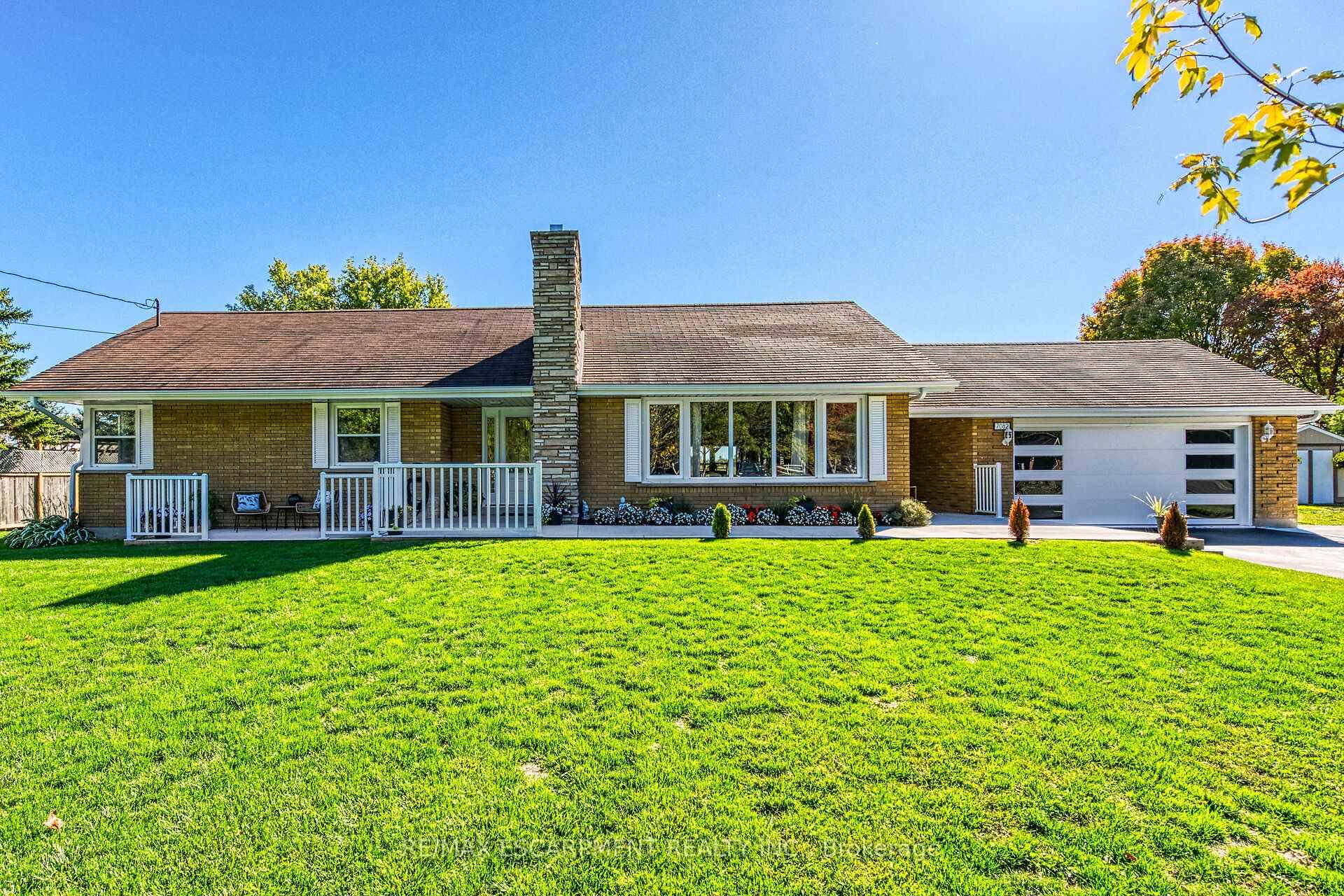 Beautifully presented 3 bedroom all brick Bungalow in the charming Riverside hamlet of Byng situated on gorgeous 140' x 210' manicured lot.