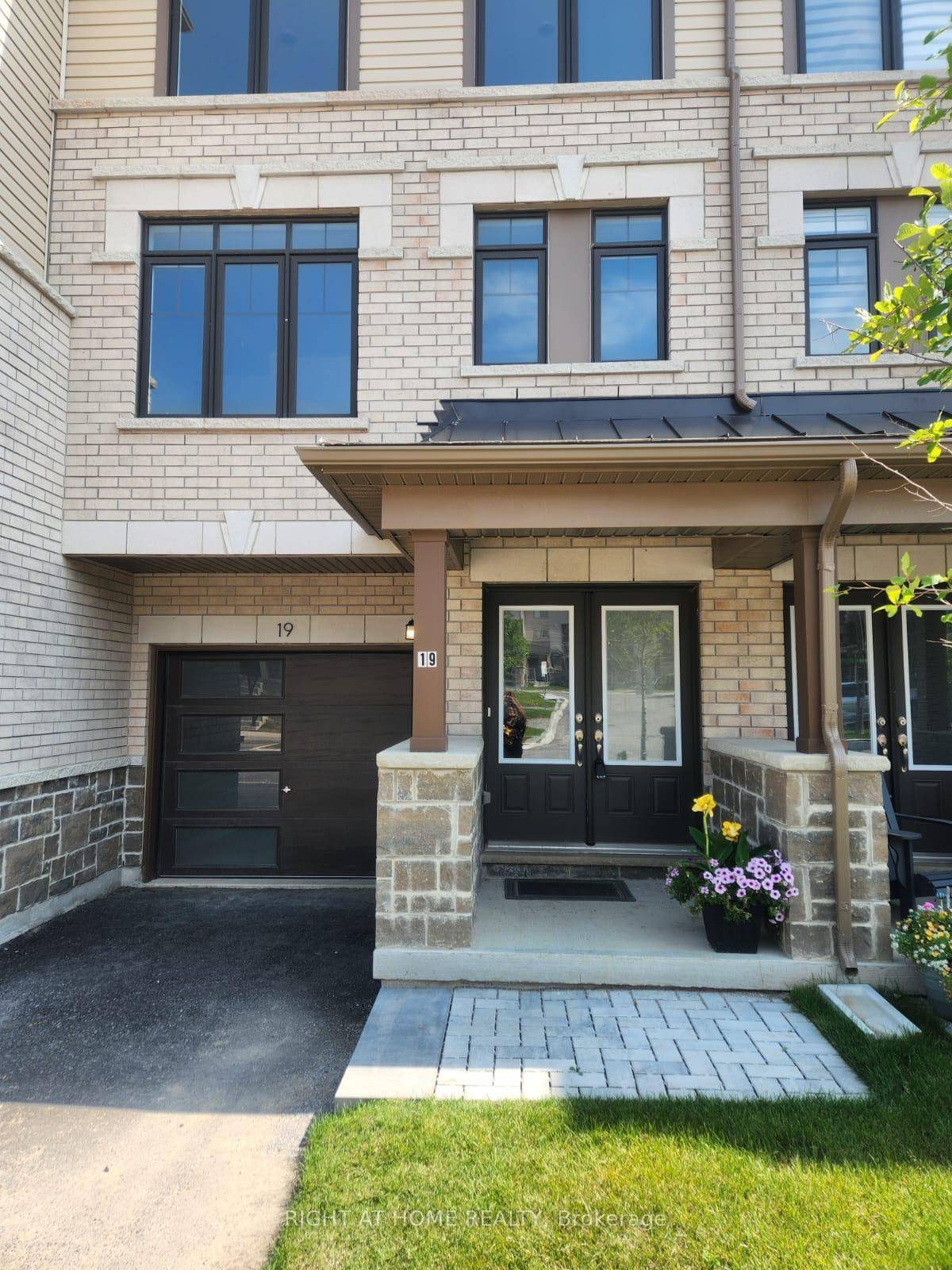 Stunning townhouse with many upgrades available for lease !