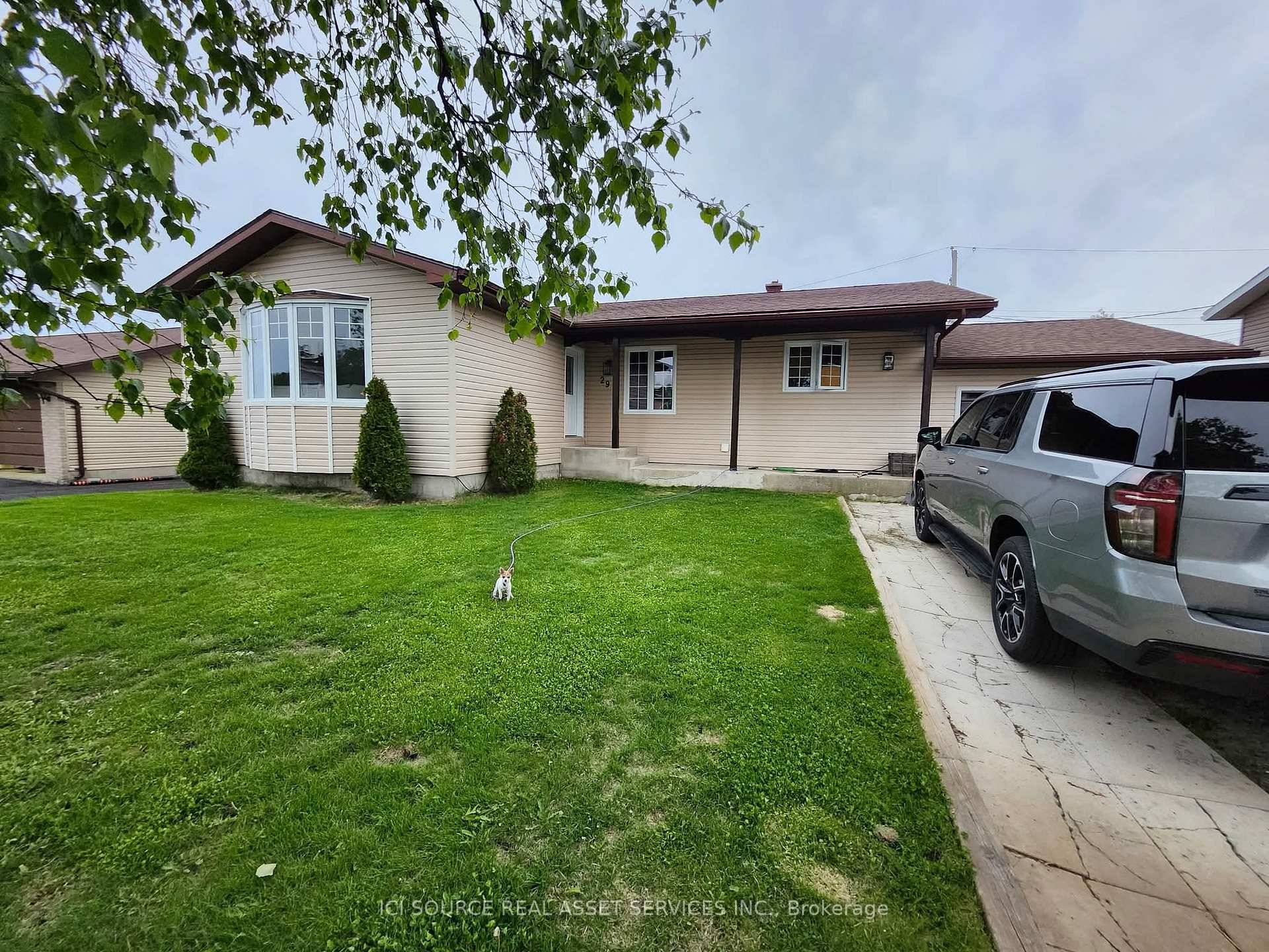 House for sale 3 bedrooms, new roof Oct 2022.