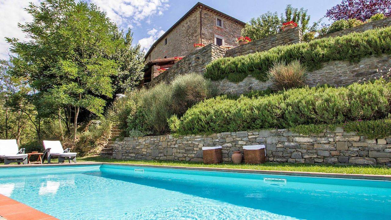 Historic hamlet with swimming pool and panoramic views, ideal for an exclusive residence or boutique hotel, for sale in Tuscany.