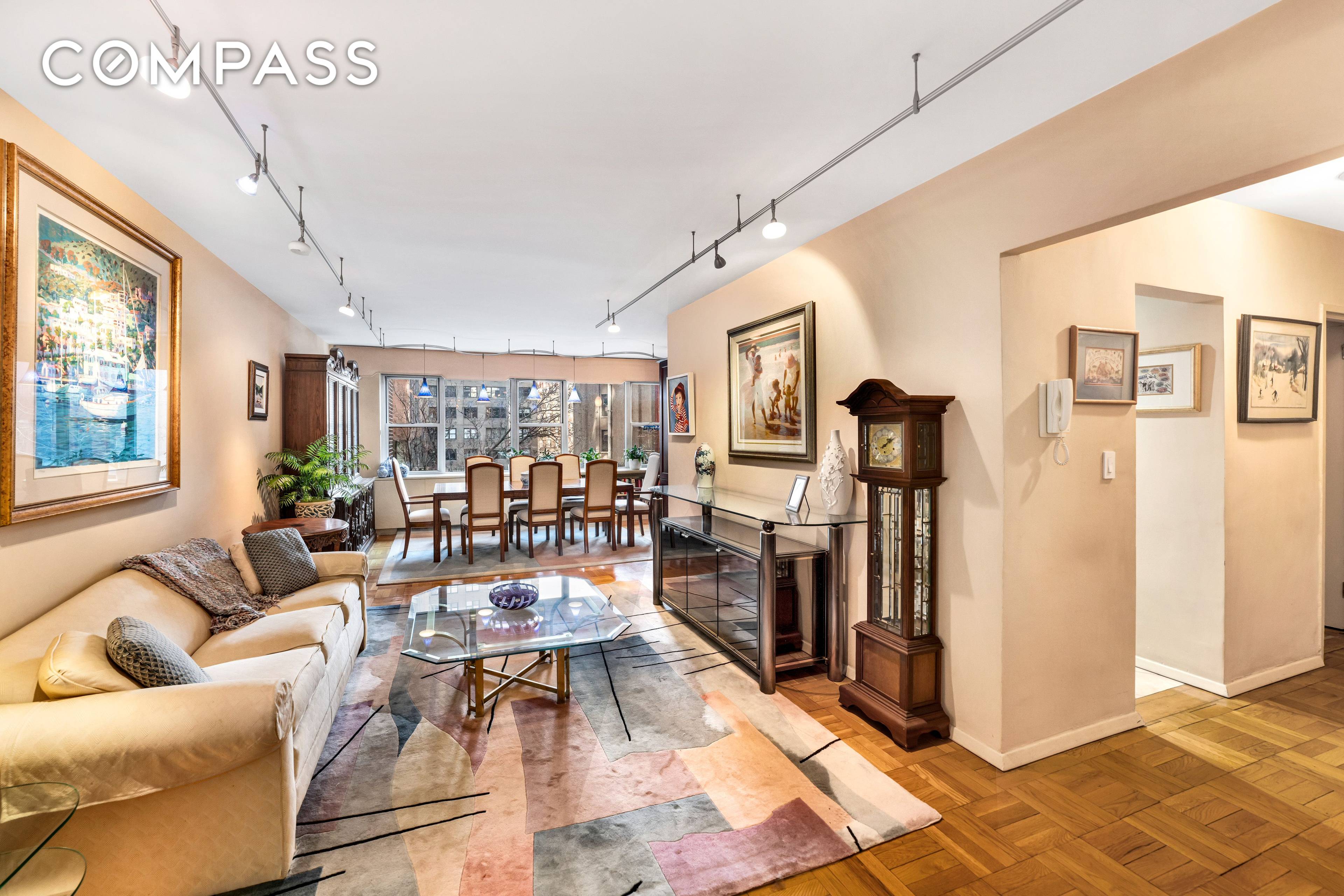 80 East End Avenue, 3HJ is a spacious and versatile apartment offering a 2 bedroom layout with the potential to be easily converted into a 3 bedroom unit.