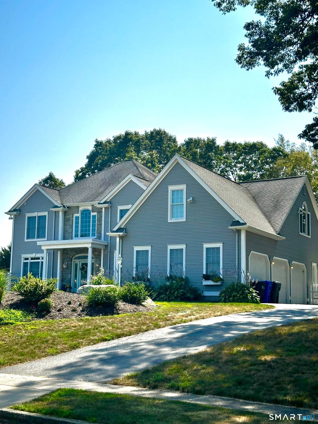 Bring the whole crew ! Come spend summer in Noank.