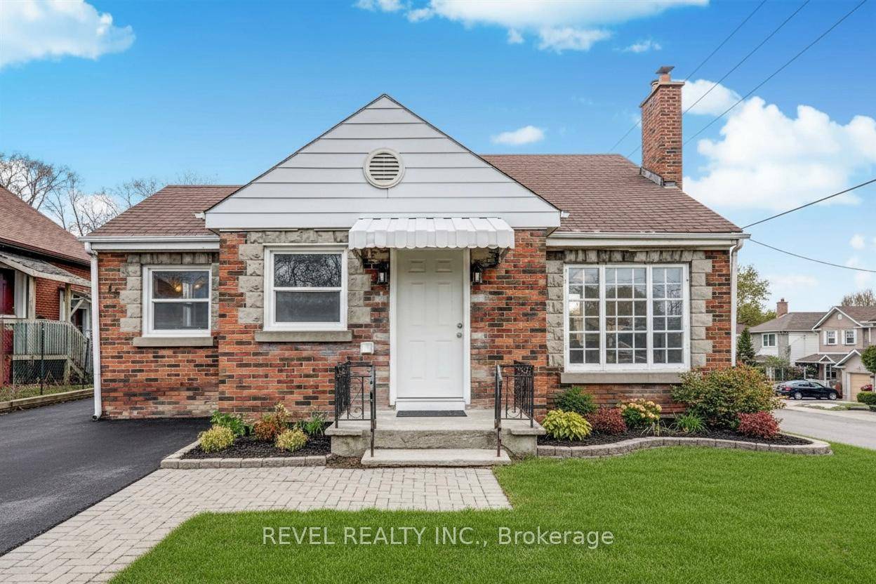This 3 unit property offers strong cash flow and appreciation potential in a high demand location near Highway 401, the GO Station, Durham Transit, shopping, and schools.