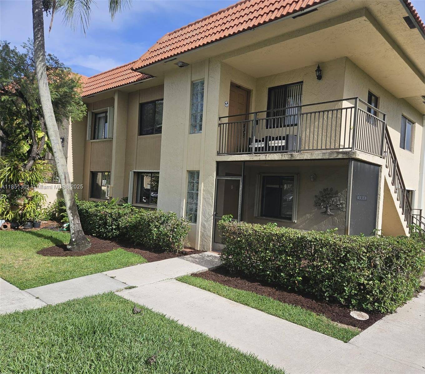 Welcome to this lovely 2 bedroom, 2 bathroom corner unit condo, located on the ground floor and in excellent condition.