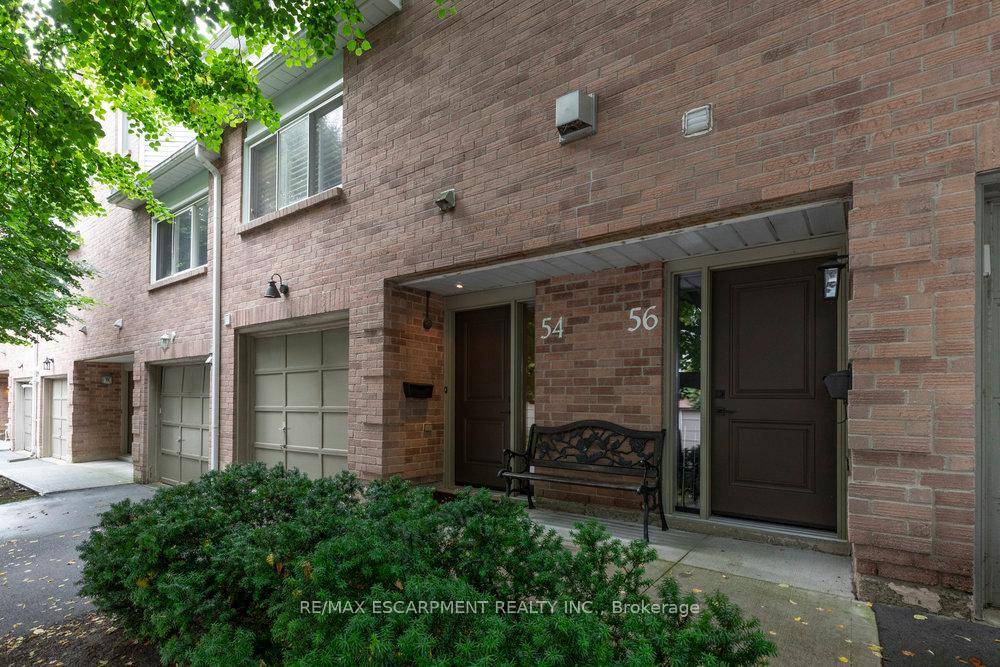 Welcome to 54 26 Moss Boulevard, a spacious 1600 sq.