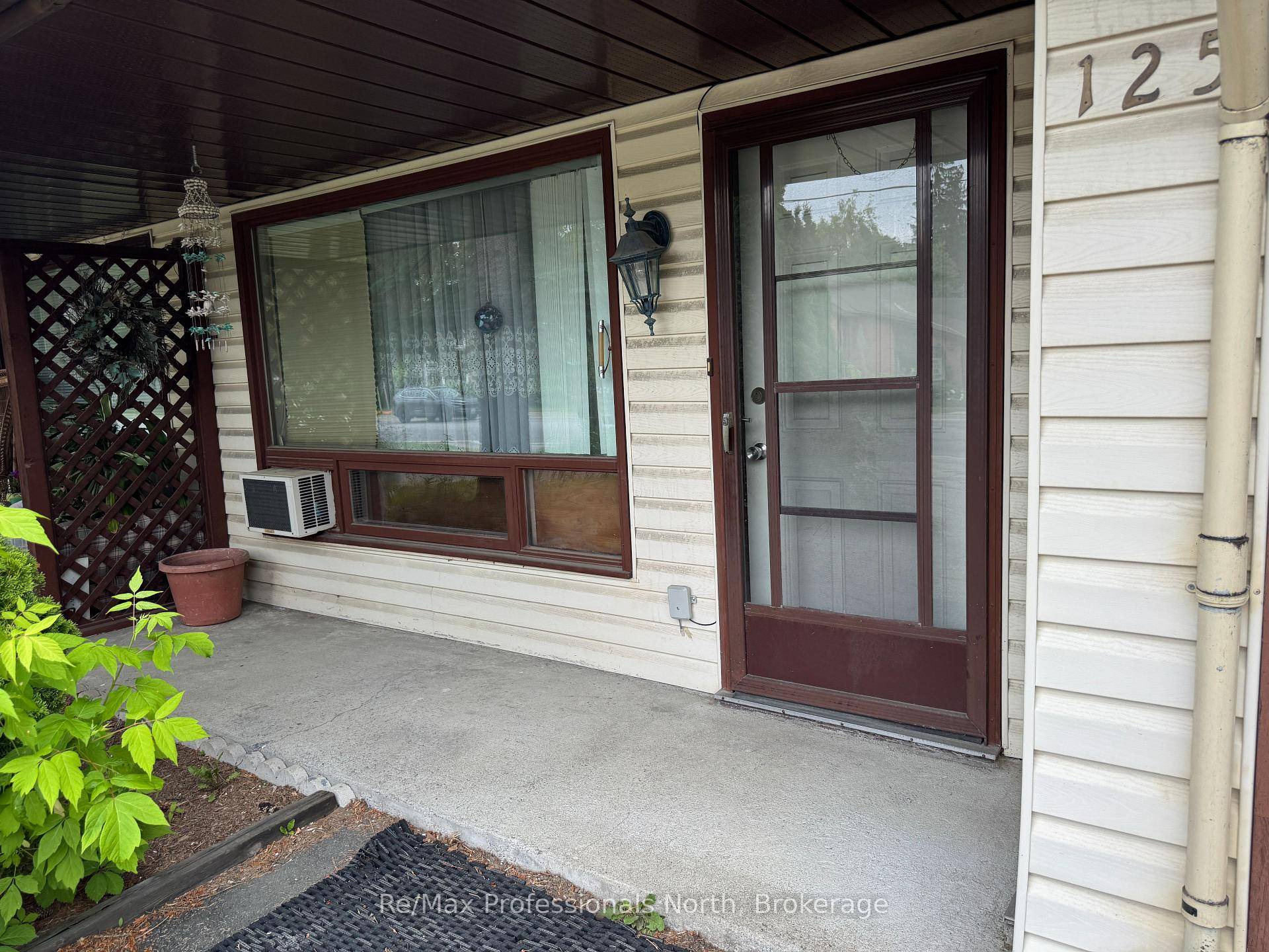 Available immediately ! Welcome to this 920 sq.