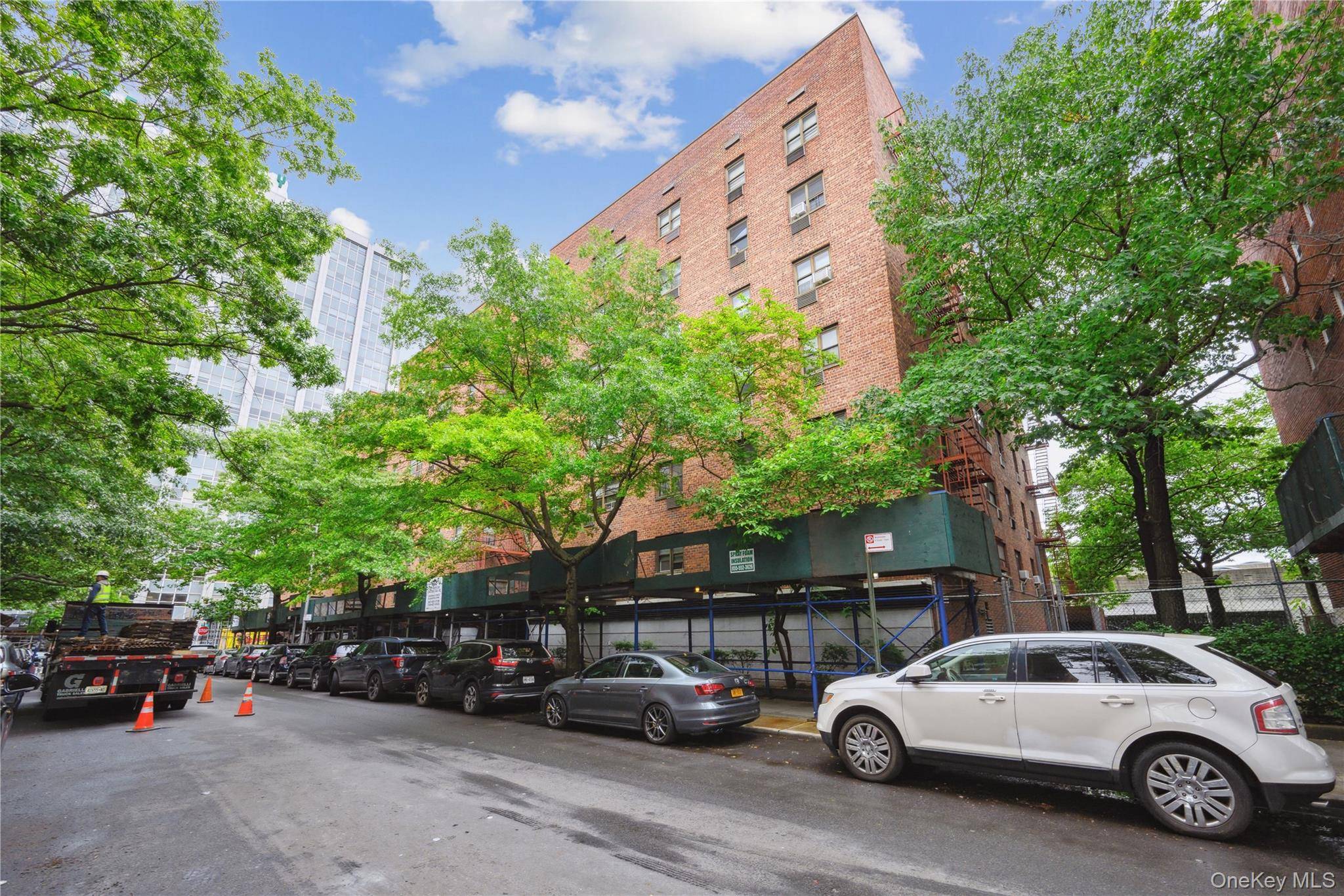 Welcome to this beautifully well maintained 3 bedroom 1.