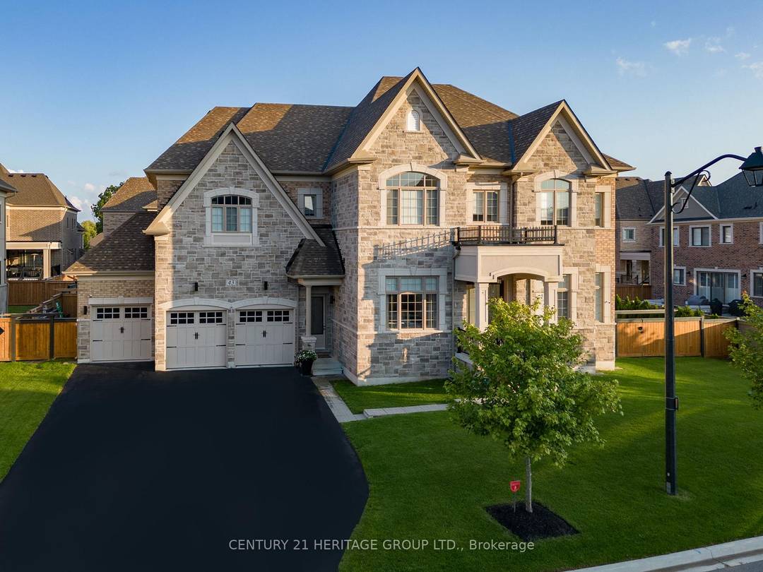BACKYARD OASIS ! POOL ! HOT TUB !