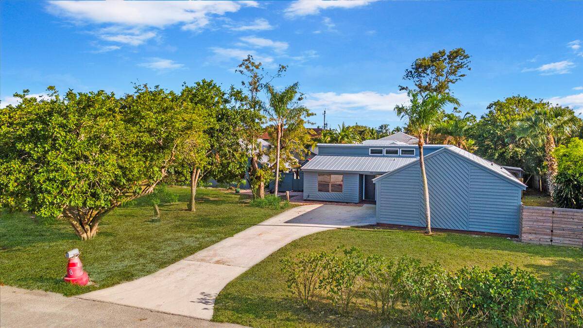 Rare opportunity to own a unique 2 lot property in exclusive Rocky Point, Stuart, FL with NO HOA !