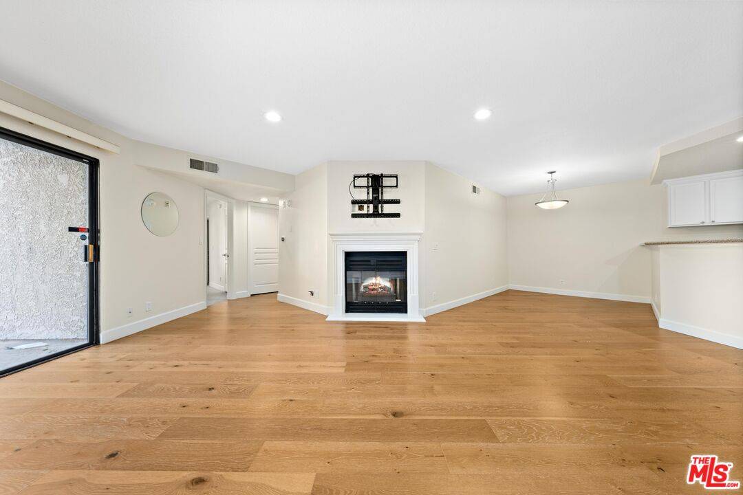 1633  S Bentley Ave 2BR La