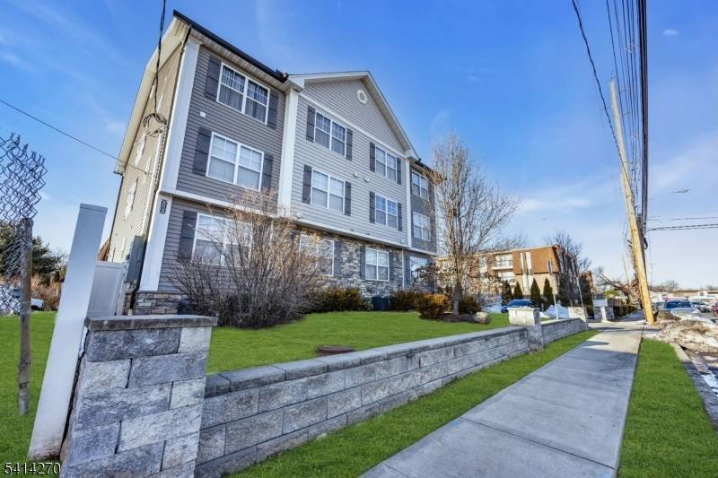 Check out this beautiful Multi unit property located in the desirable neighborhood of Linden.