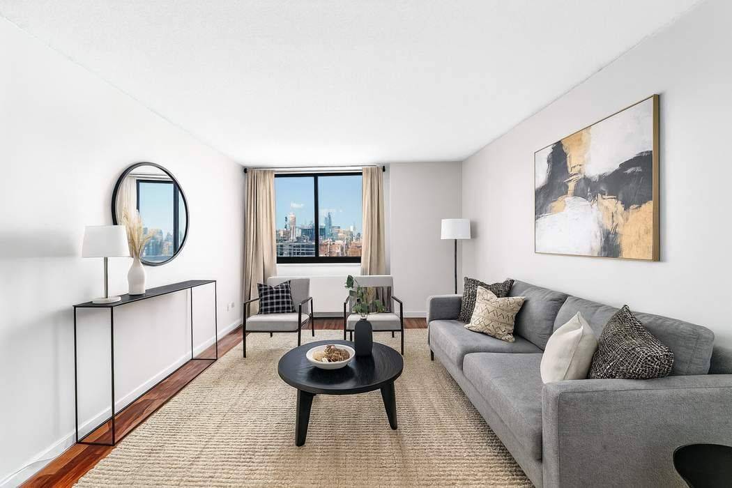 This one bedroom apartment in a downtown condominium is in a prime location on the doorstep of the best of what Lower Manhattan has to offer.