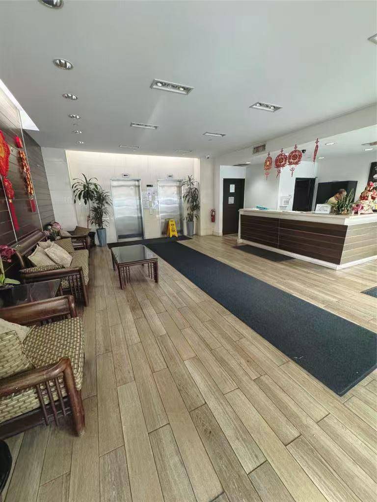 2 bedrooms and 2 full Bathrooms Condo located In heart of Downtown Flushing, close to public transportation Subway 7, LIRR, Buses, Skyview Parc Shopping Center.