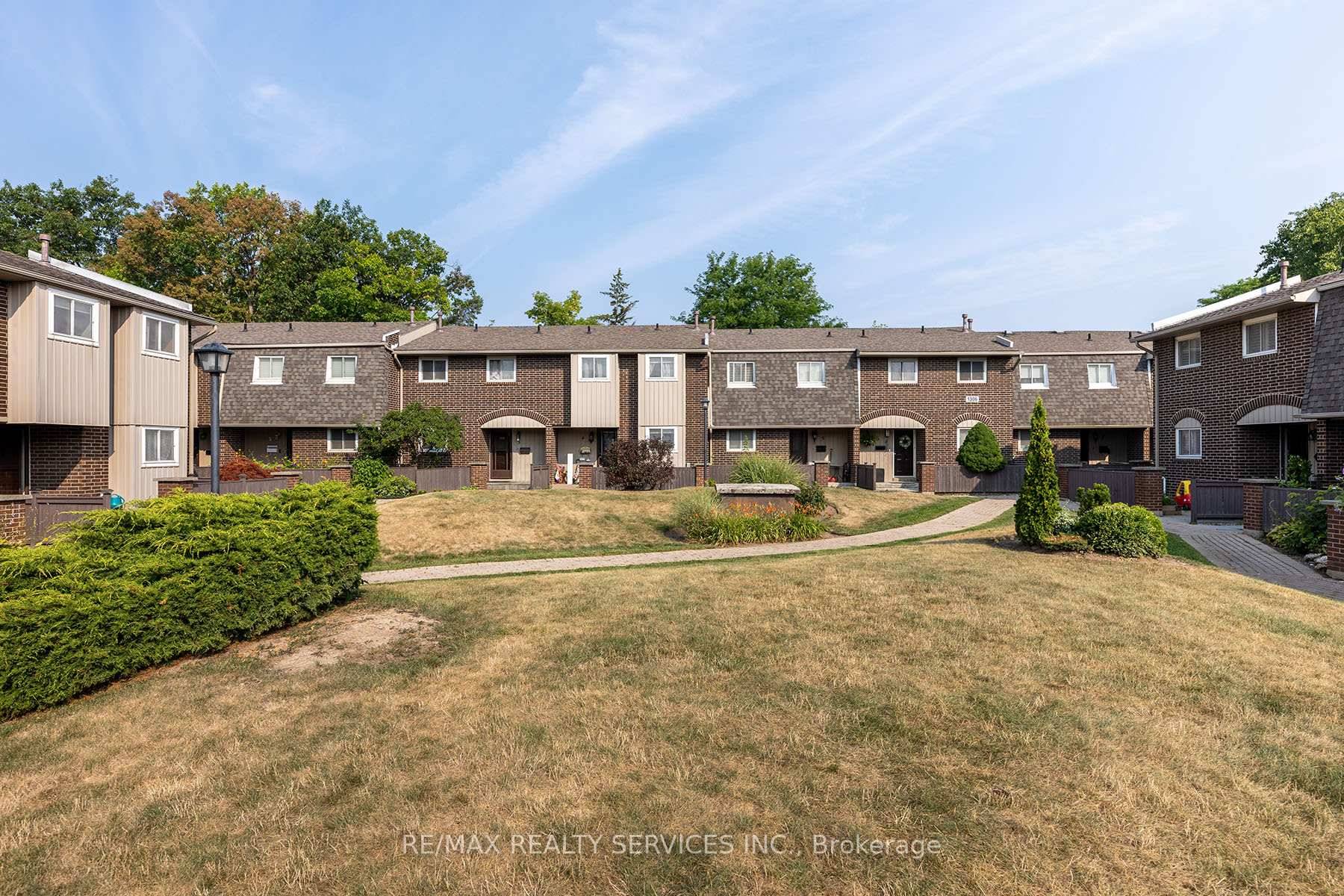 Gorgeous Townhouse at Great location !