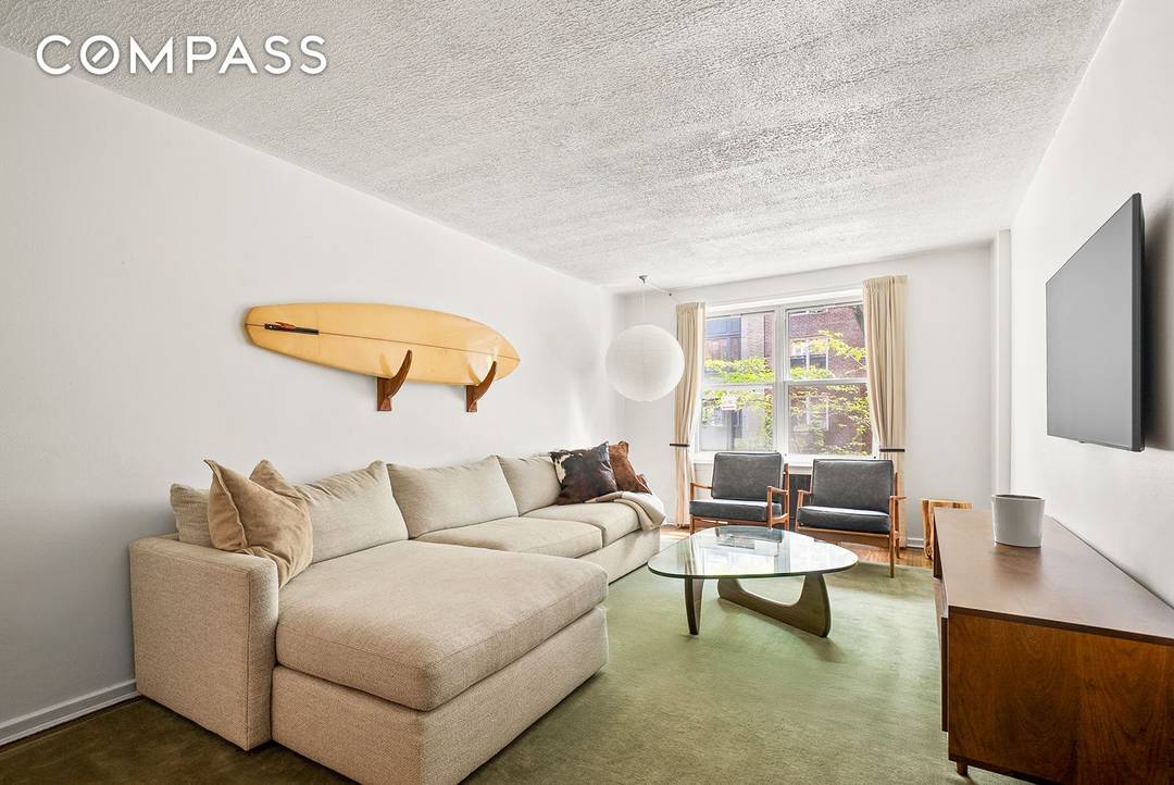 Beautifully renovated 2 bedroom, 1 bath in an impeccably maintained elevator building in the heart of the JH historic district.