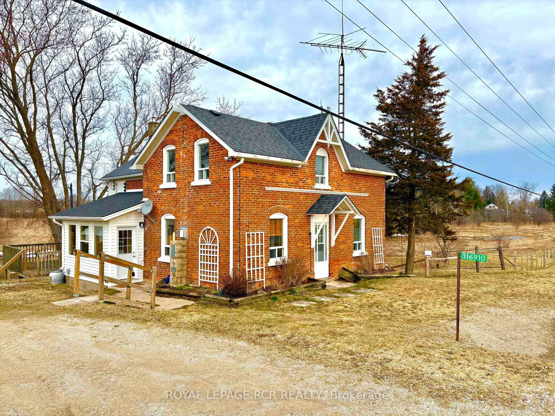 Refreshed, revived amp ; waiting for you is this charming amp ; classic red brick home on 1 3 acre lot, conveniently located on the south fringe of Chatsworth.
