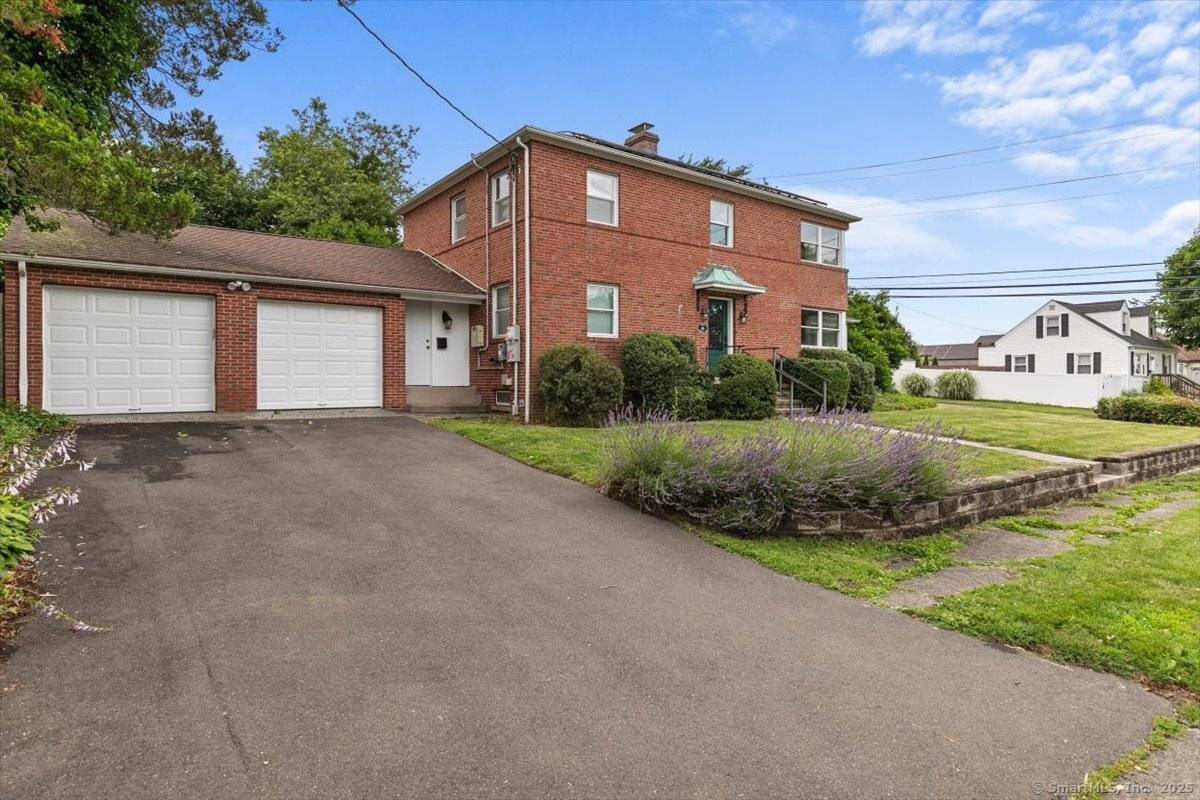 Welcome to 210 Highland Ave located in the desirable West Shore area of West Haven.