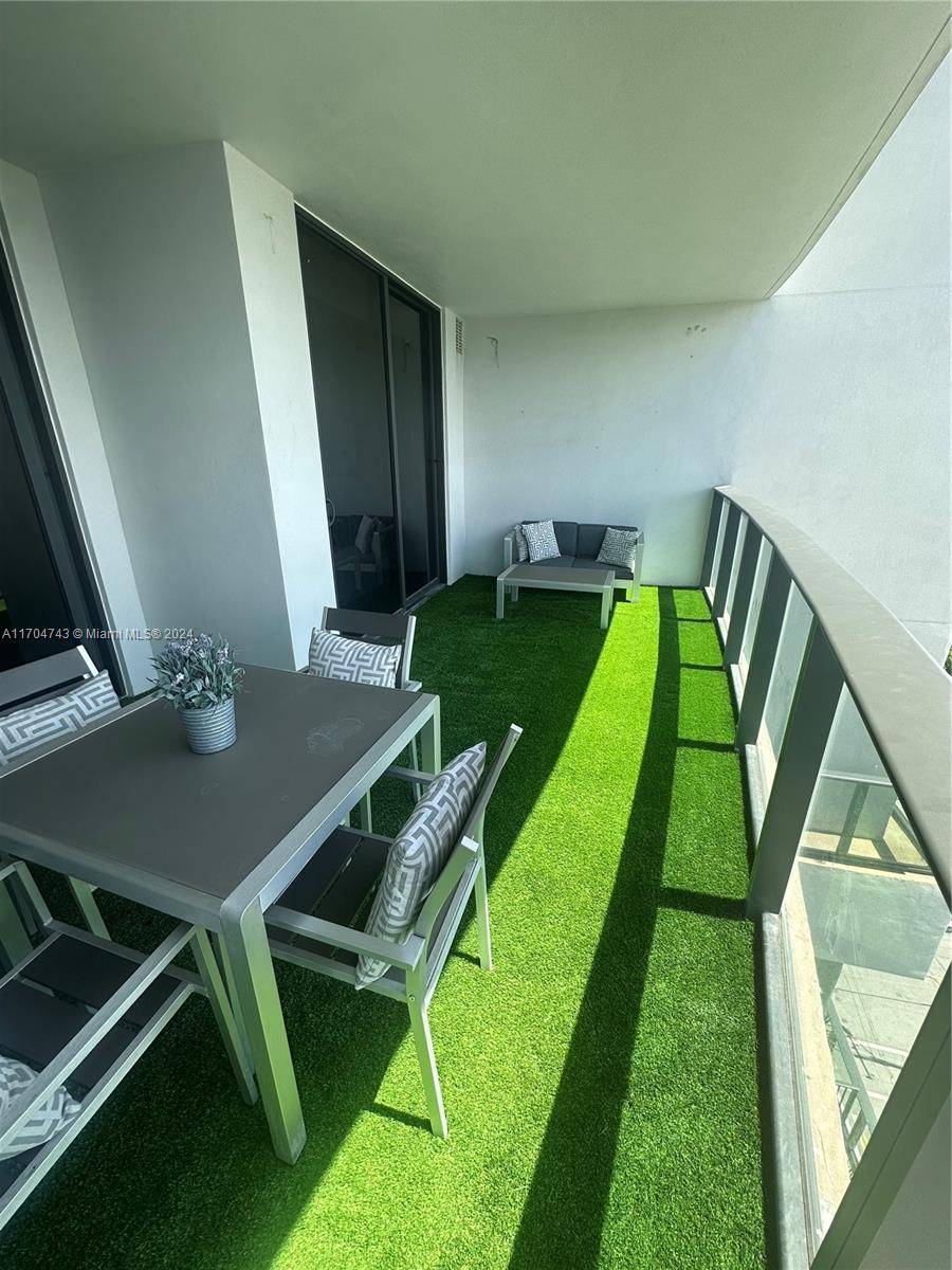 Step into this sophisticated 1 bedroom den residence in the heart of Downtown Miami.