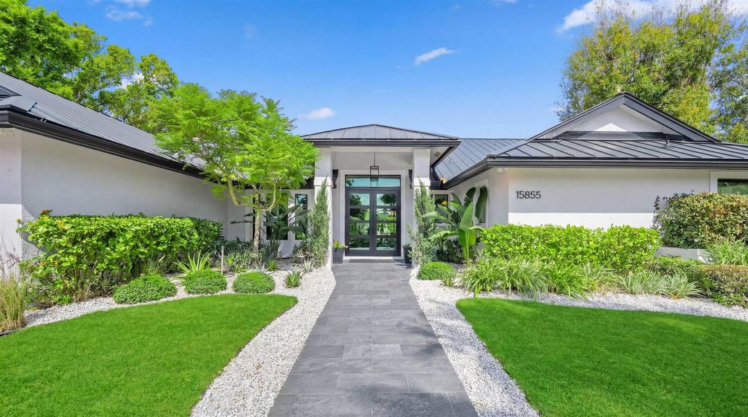 Scandi Transitional sanctuary in Meadow Wood golf cart distance to Winter Equestrian Festival and the 410 acre Wellington Nature Preserve.