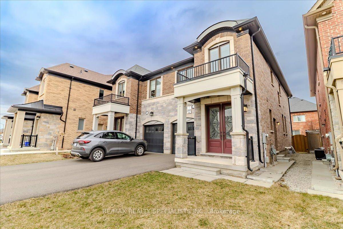 Beautiful Semi Detach having Modern Layout, Double Door Main Entrance, 3 Bedrooms, 2 Full Bathrooms, Highest Stone And Brick Elevation, Smooth Ceilings And Hardwood Floors T O, 9'Ceiling On Main, ...