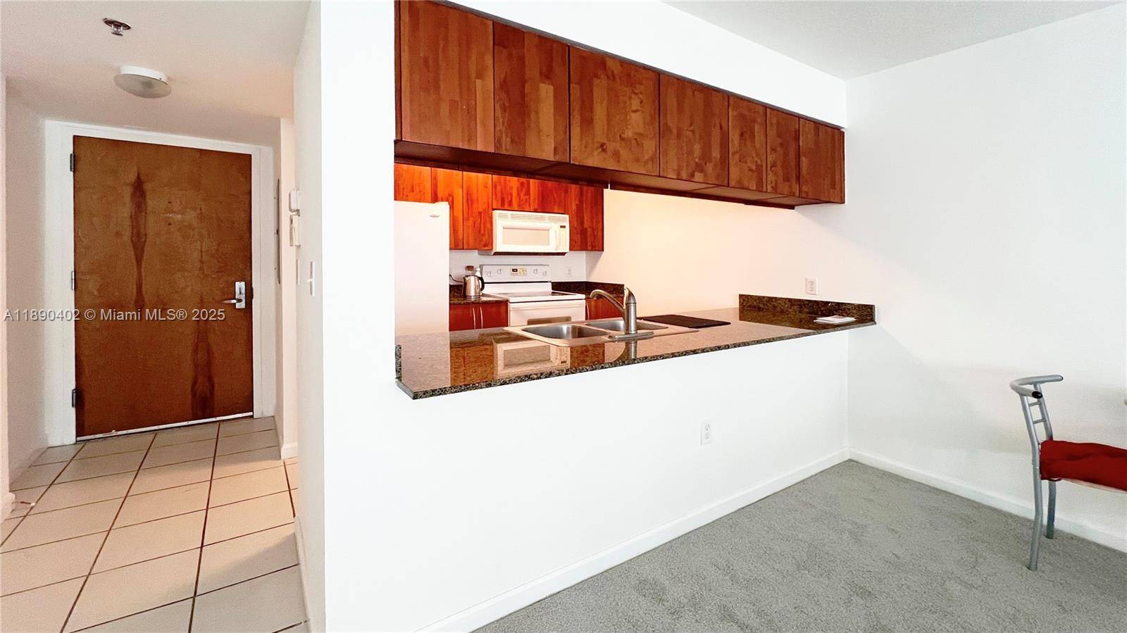 This modern 1 bedroom condo at The Club at Brickell Bay offers an exceptional opportunity to experience the vibrant lifestyle of Miami s Brickell neighborhood.
