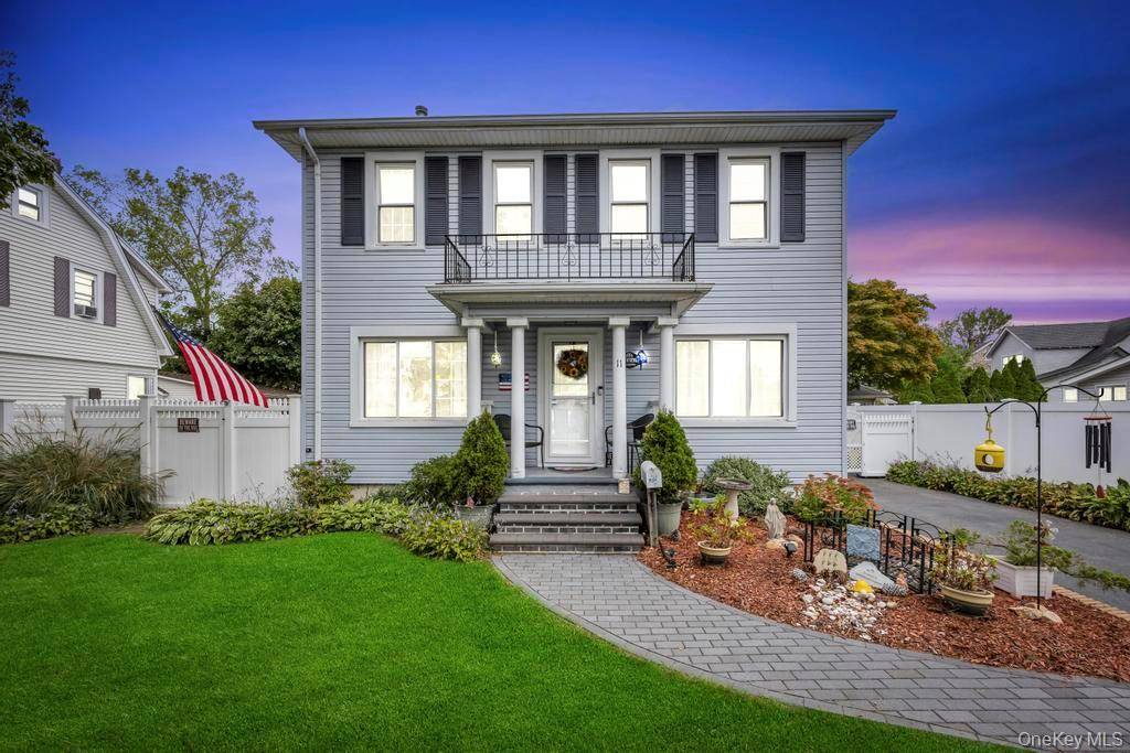 Beautiful Colonial in Prime Hicksville Location !