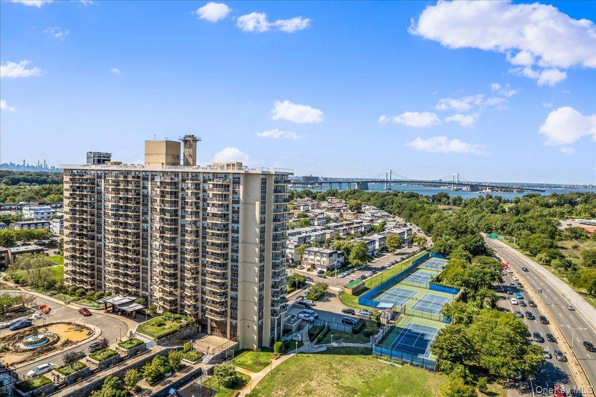 Luxury High Floor One Bedroom with Panoramic Manhattan amp ; Water Views Situated on a high floor, this deluxe one bedroom co op showcases breathtaking vistas of the Manhattan skyline, ...