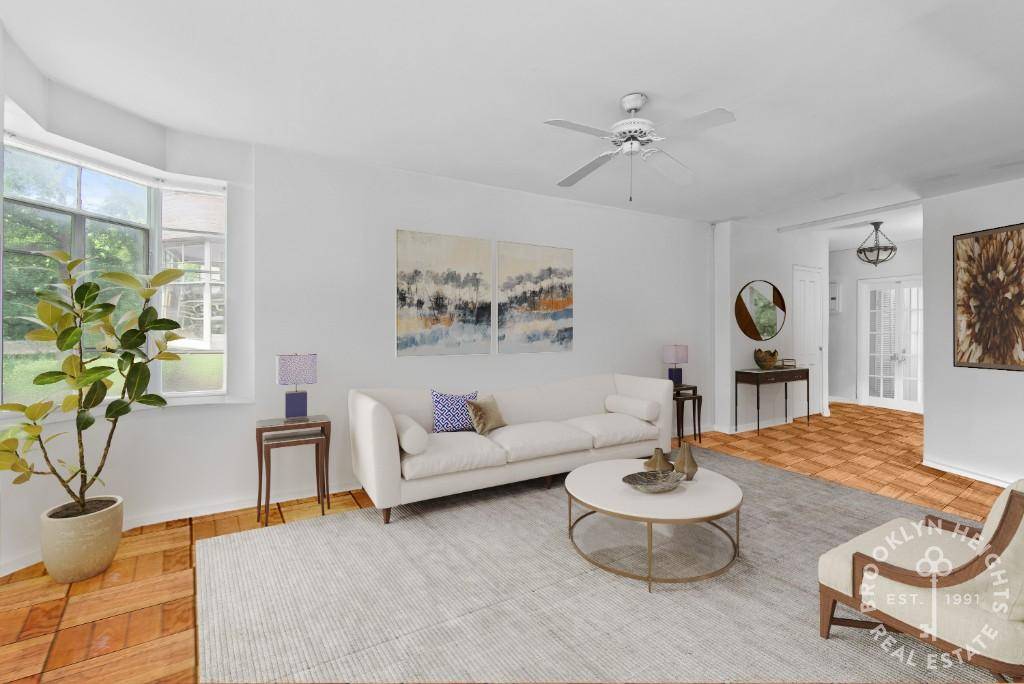 Welcome to your spacious oasis in the heart of Brooklyn Heights !