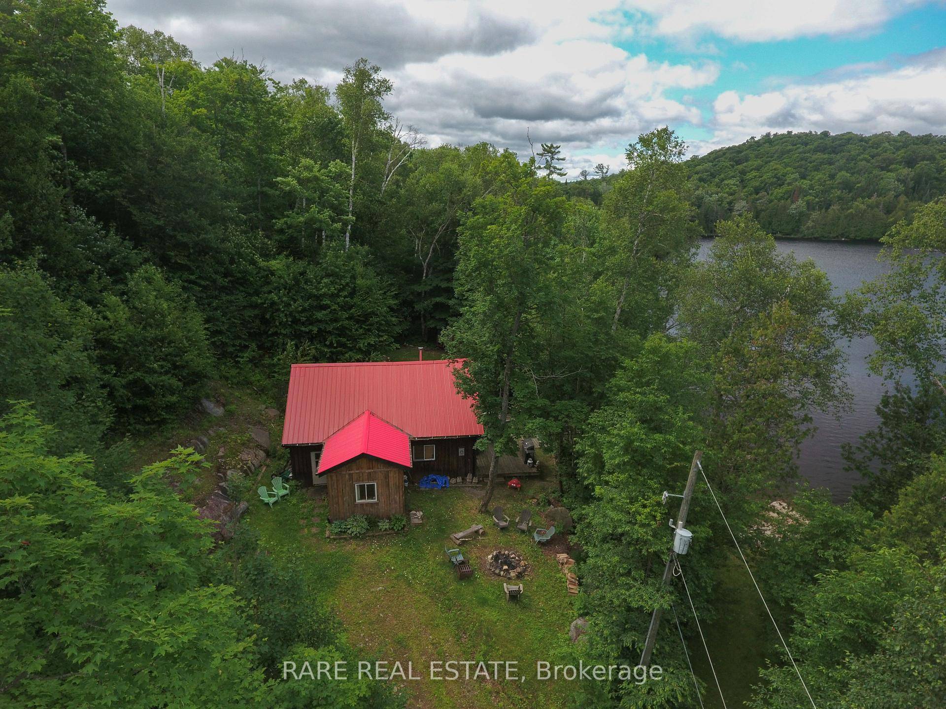 Welcome to Your Retreat On Stunning Mason Lake.