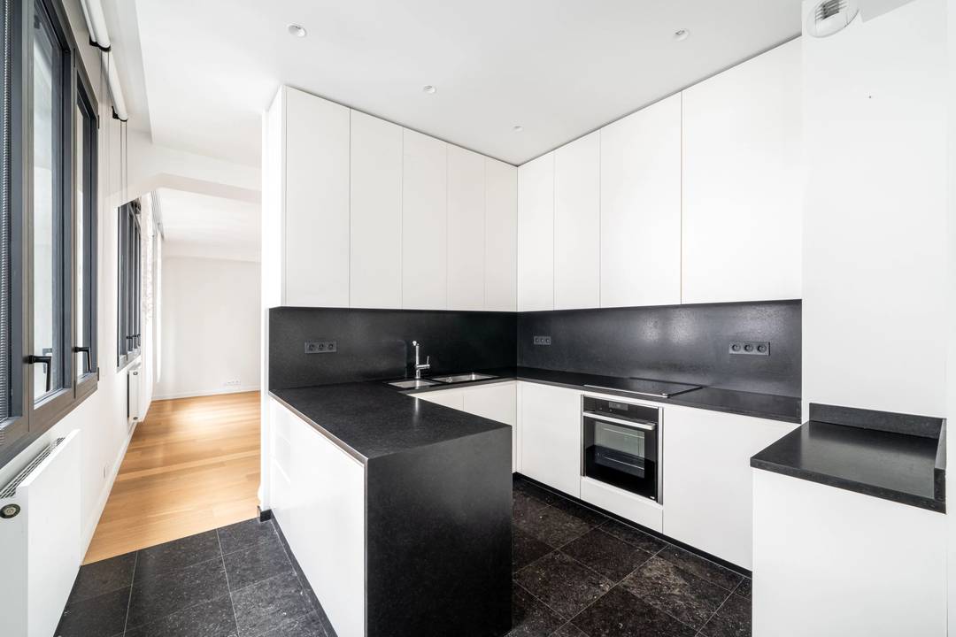 Rue du Bac - Parisian elegance, exceptional volumes and a prime location