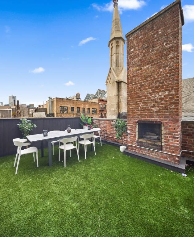 In the heart of Greenwich Village, only steps away from Washington Park, this duplex 3 bedroom, 3 bathroom terraced apartment has both landmarked charm and modern conveniences.