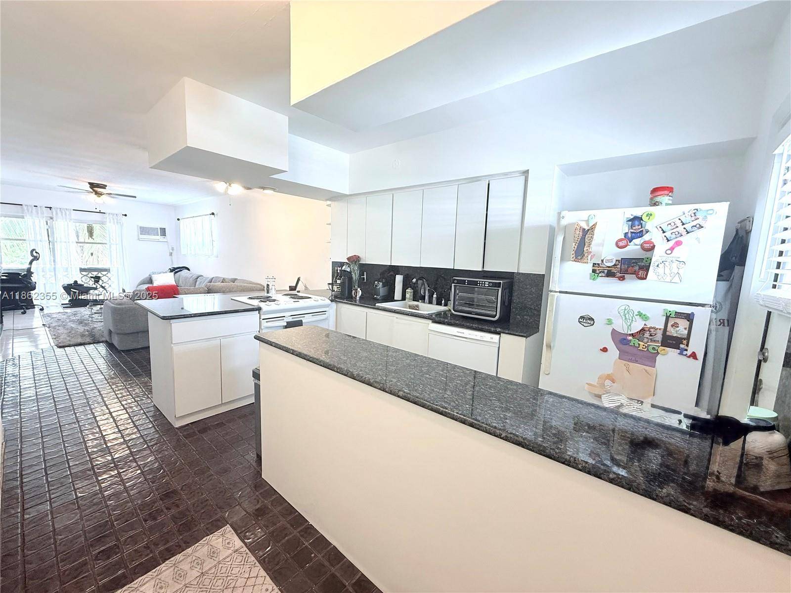 Beautiful and spacious apartment 2 beds 2 Baths, corner unit of the third floor, walking distance from Publix, Whole Foods, Sunset Place, city park, the Metrorail, the University of Miami ...