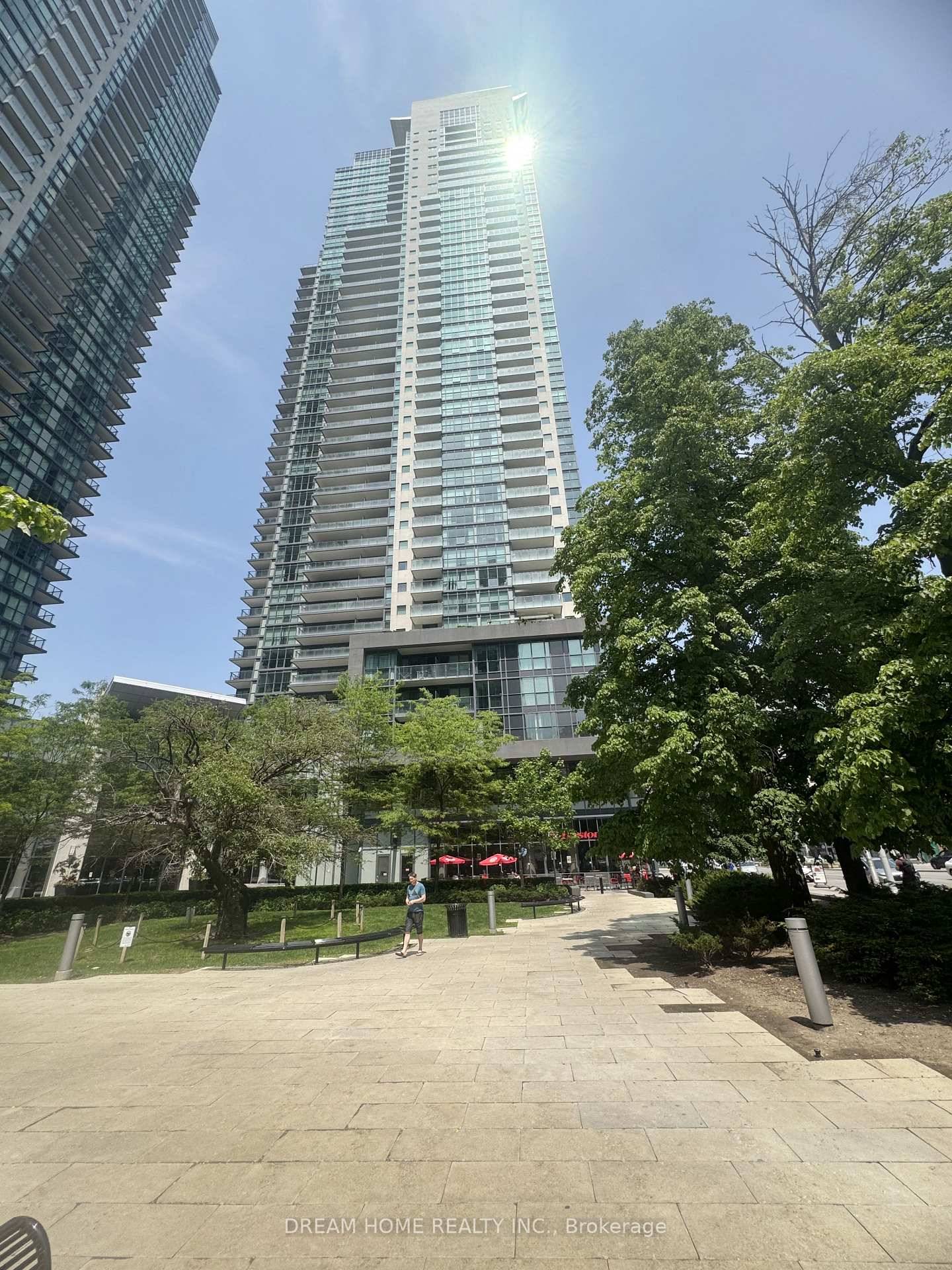 Beautiful And Bright 1 Bedroom Condo By Menkes.