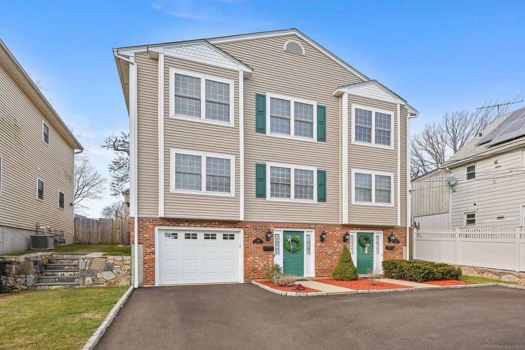 Fantastic Cove Beach Townhome w Water Views Newly renovated, sunlit, and spacious 3 bedroom, 2.