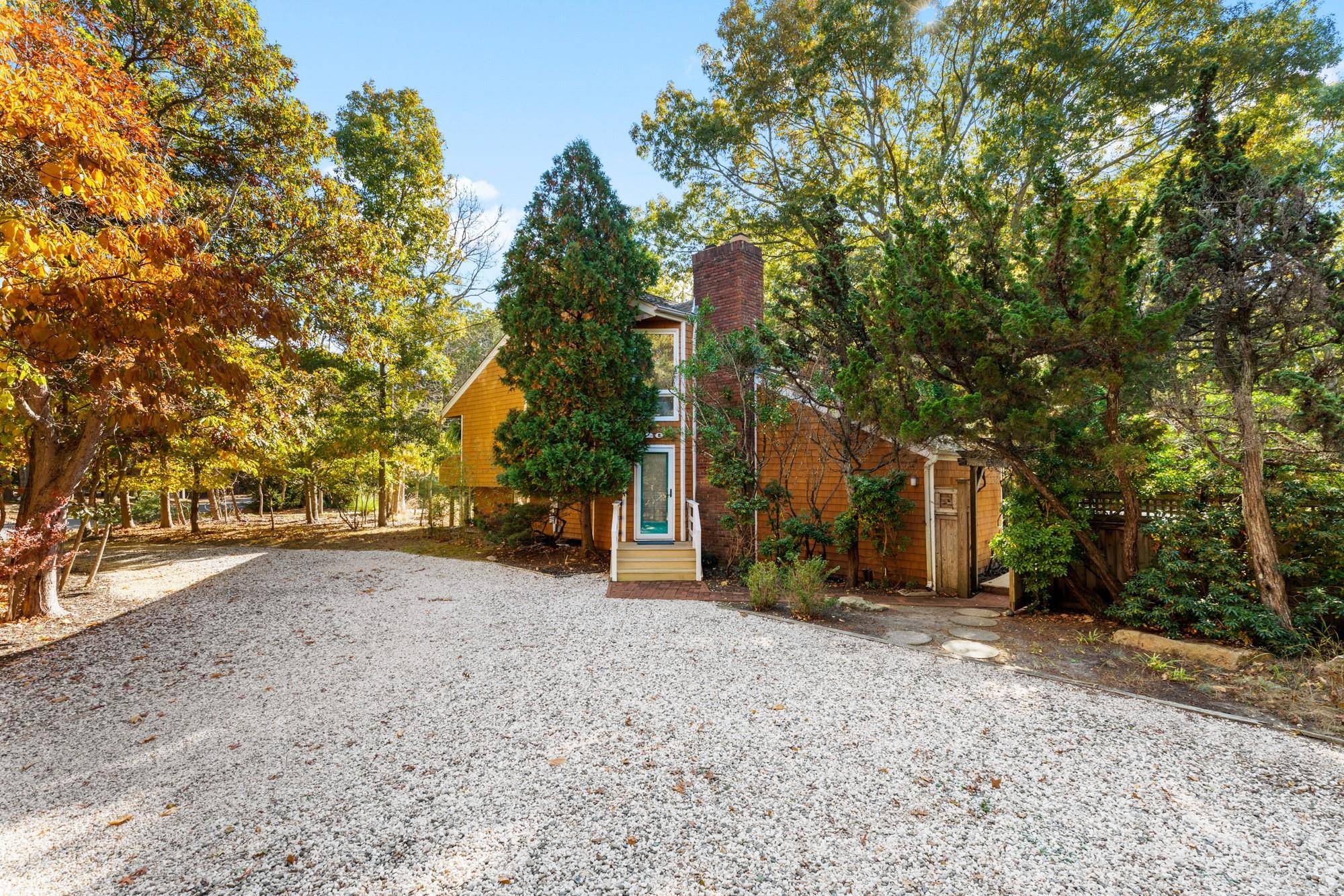 Looking for a charming retreat nestled in the Heart of East Hampton ?