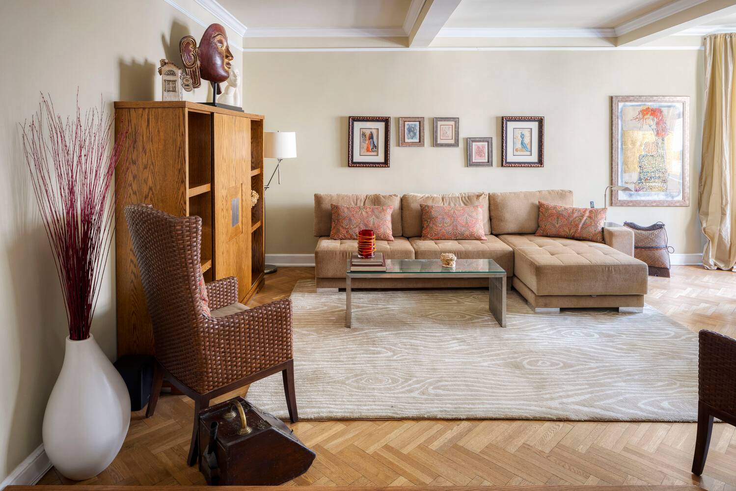 Come make this exceedingly rare combination unit in the esteemed Westmore CONDOP your next home !