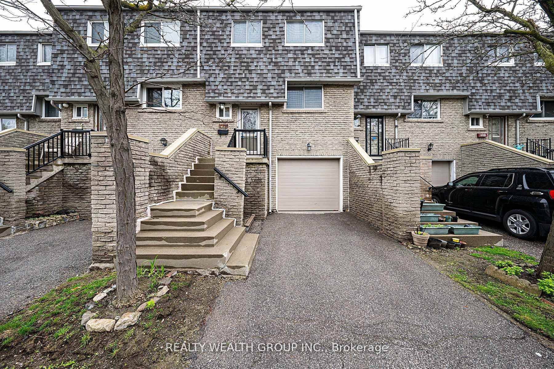 Welcome to a rarely offered townhouse in the heart of L'Amoreaux.