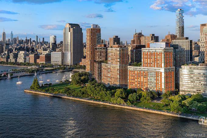 Luxury Apartment Easy Application Co op with Condo Rules Available Now The Solaire is America s first green residential high rise, offering in residence MERV 14 filtered and conditioned fresh ...