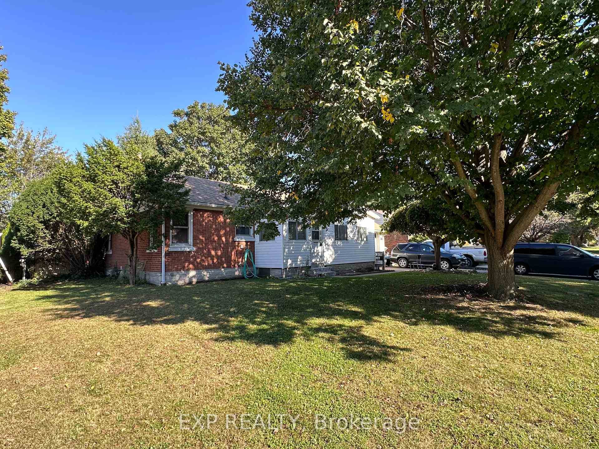 Charming Opportunity in Chatham KentWelcome to 33 John Street, a promising property nestled in the heart of Chatham Kent.