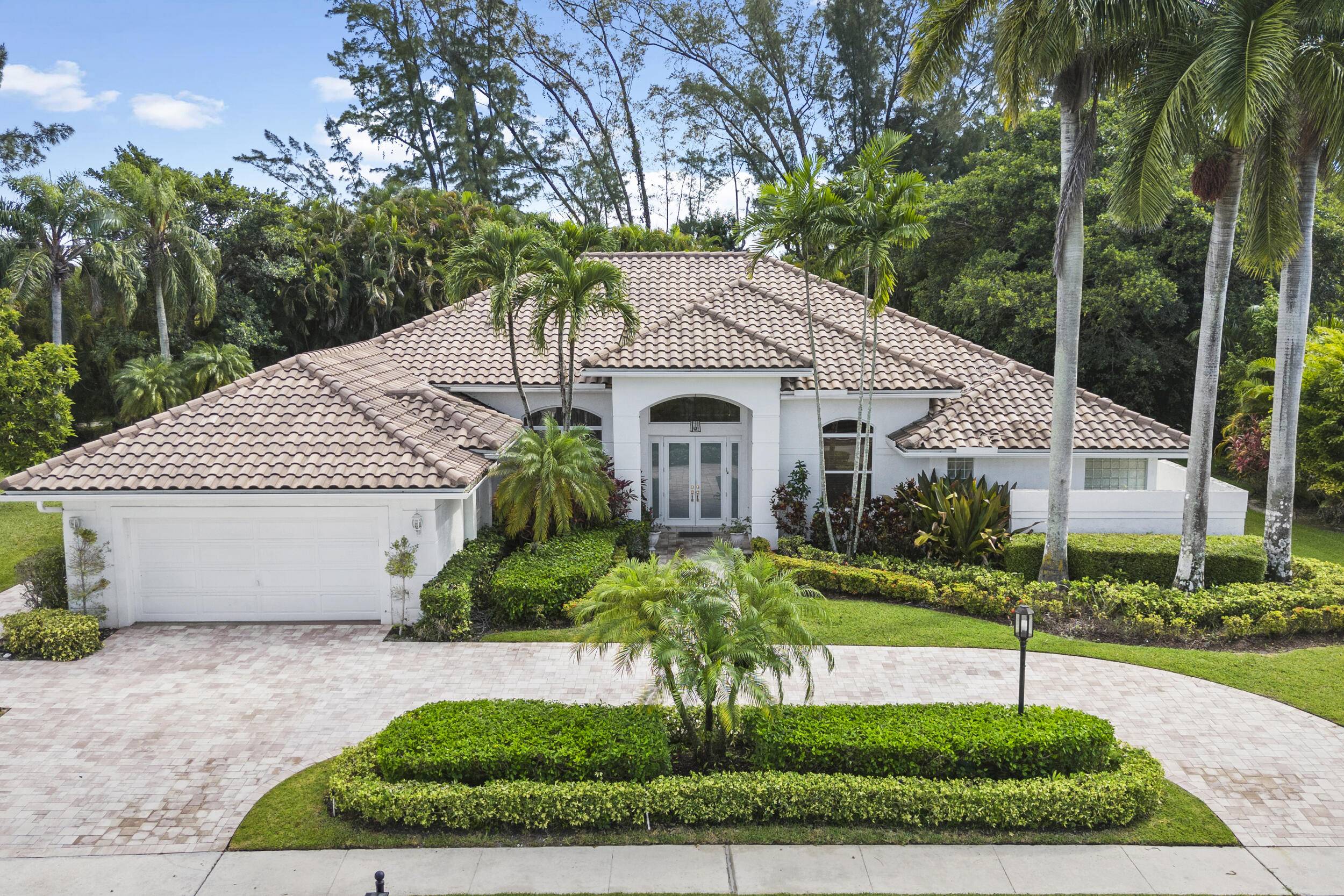 IMMACULATE 4BD 3BA home on an oversized private lot with only one neighbor !